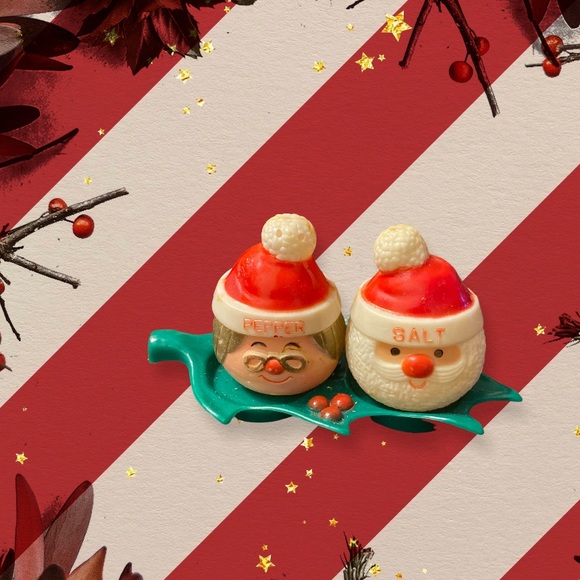 Vintage Kitchy Mr. and Mrs. Kringle salt and Pepper shakers.